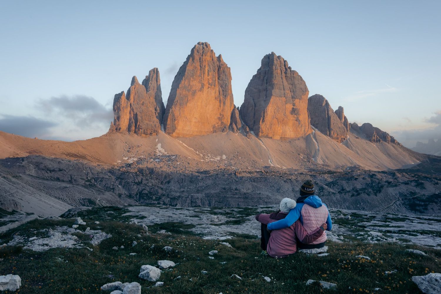 couple devant le coucher de soleil sur les tre cime di lavaredo dans les dolomites