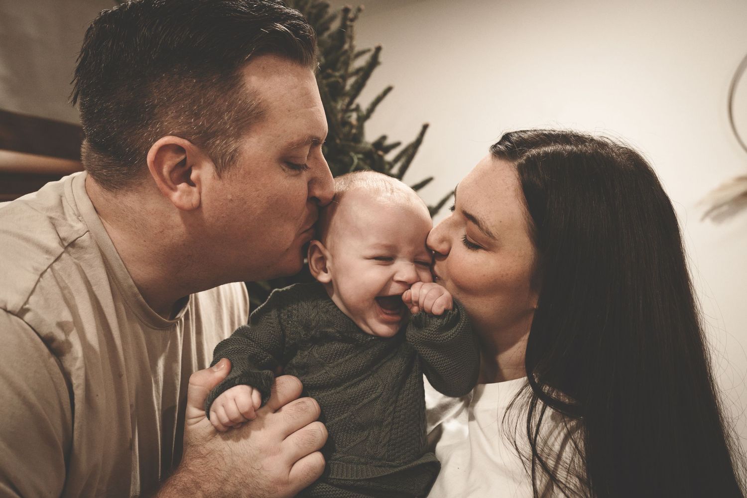 minimalist Christmas mini session neutral backdrop, Arlington Heights photographer