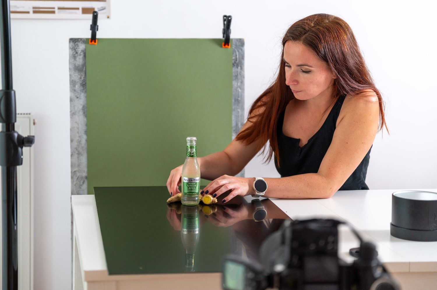 Mélanie Rousselle, styliste, photographe et vidéaste culinaire en Ile-De-France. Coulisses d'un shooting de boisson sans alcool.