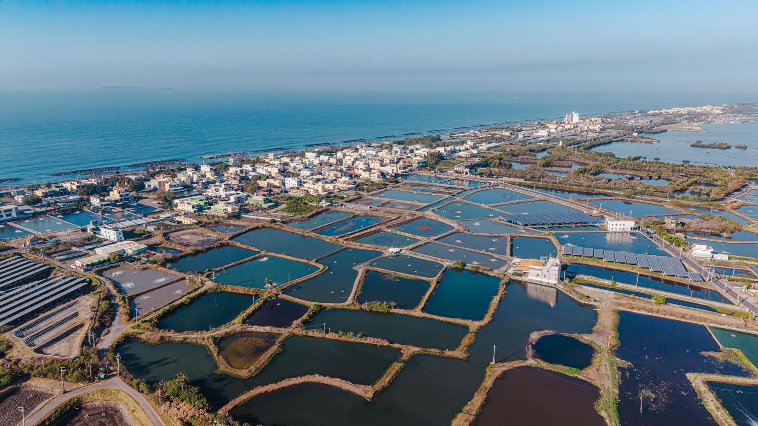 屏東漁業漁場空拍紀錄，以高空視角完整呈現漁場養殖池、土地紋理與周邊自然環境。透過空拍攝影捕捉整齊排列的魚塭、水面光影與屏東特有的遼闊景觀，呈現漁業養殖產業與土地之間的關係。適合漁場形象紀錄、產業介紹、品牌宣傳與商業影像使用。