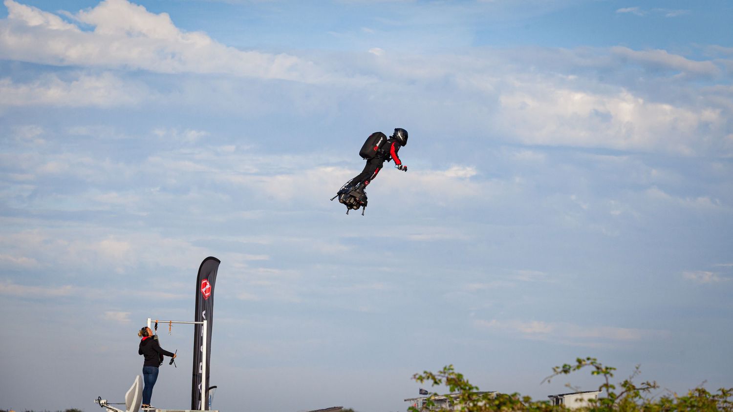 Vue du départ de Franky Zapata lors de sa traversée de la Manche en flyboard