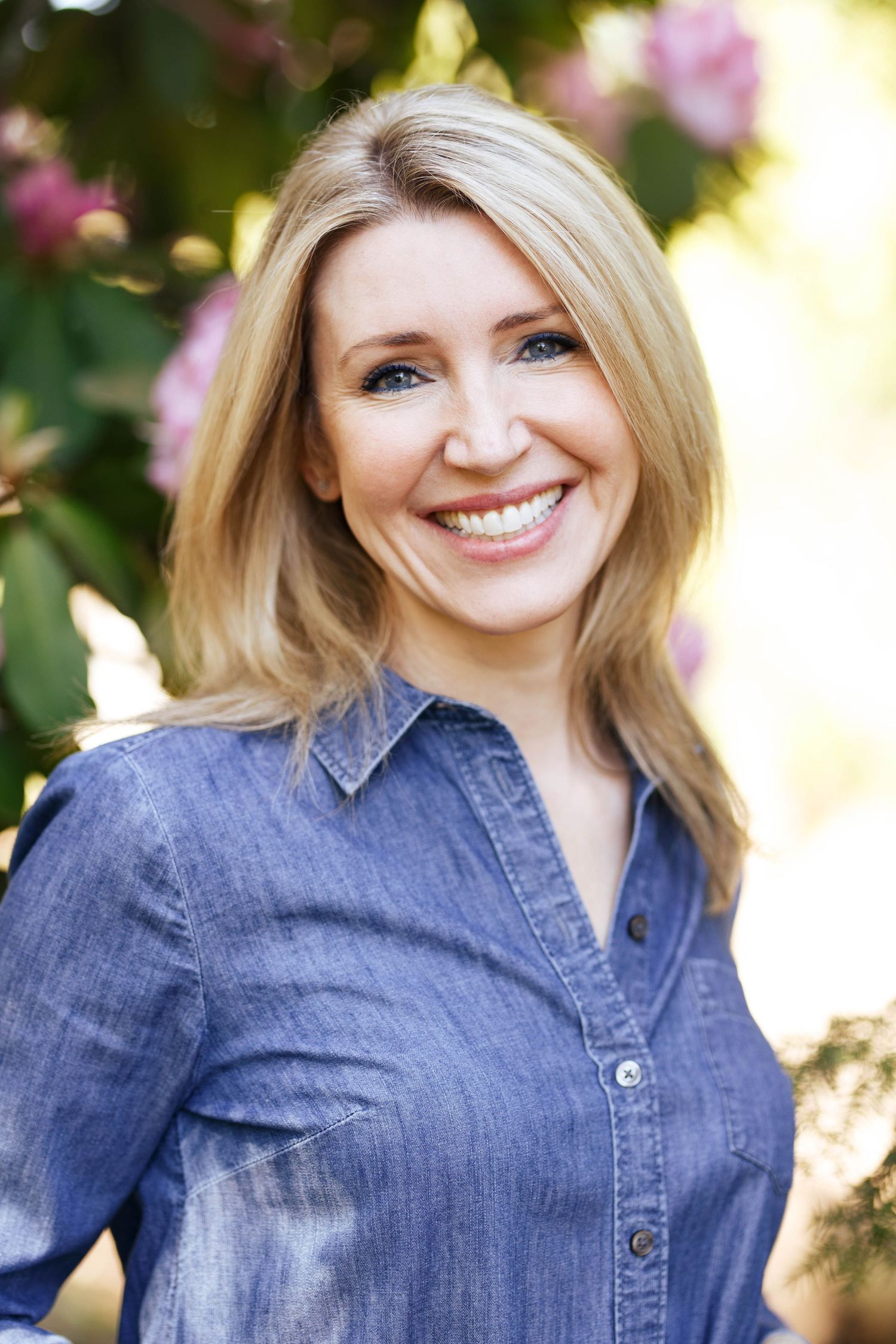 Relaxed fun headshot photographer for shy introverted professionals in Everett WA
