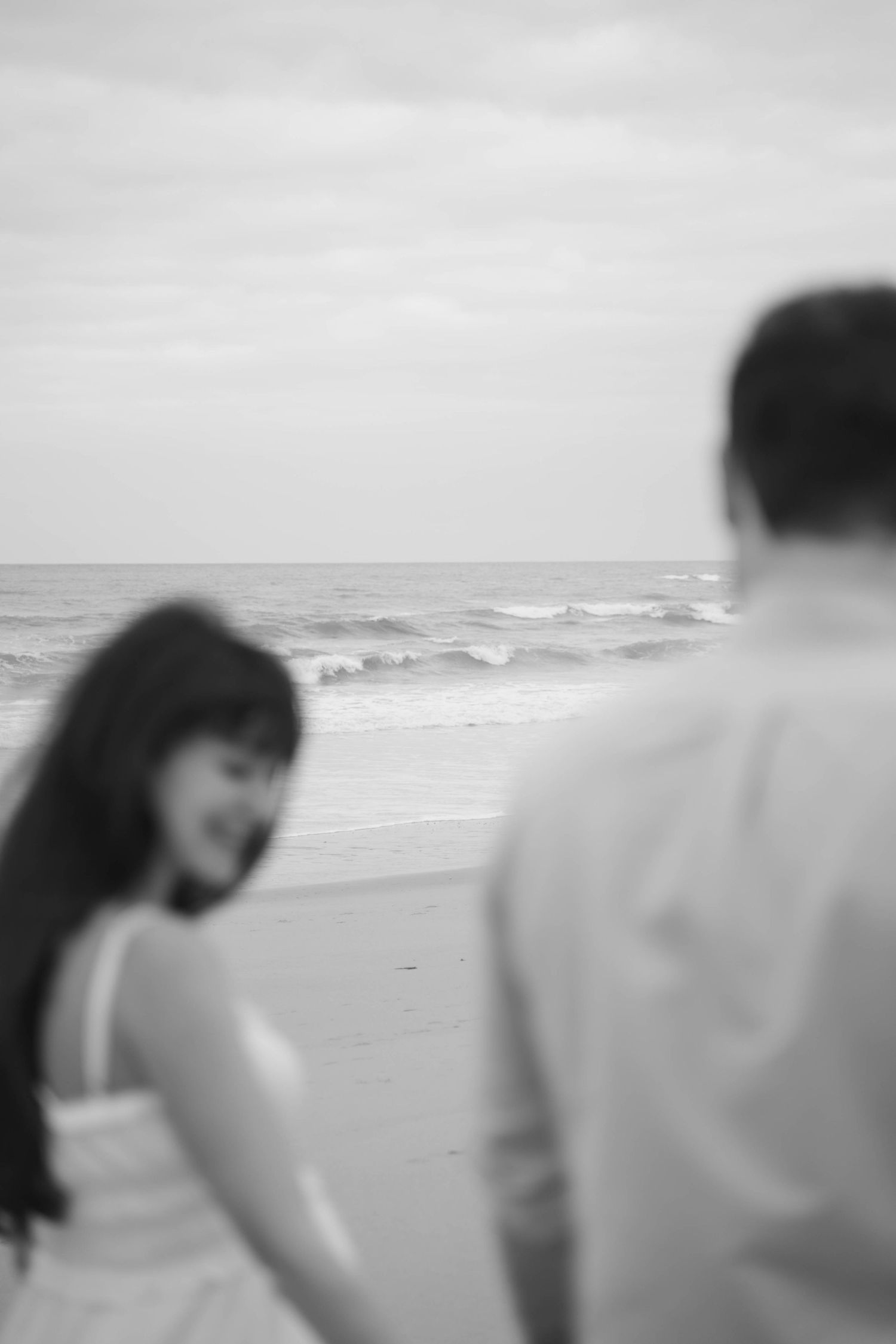 Séance Maternité sur une plage en Vendée photographié par une photographe elopement en France