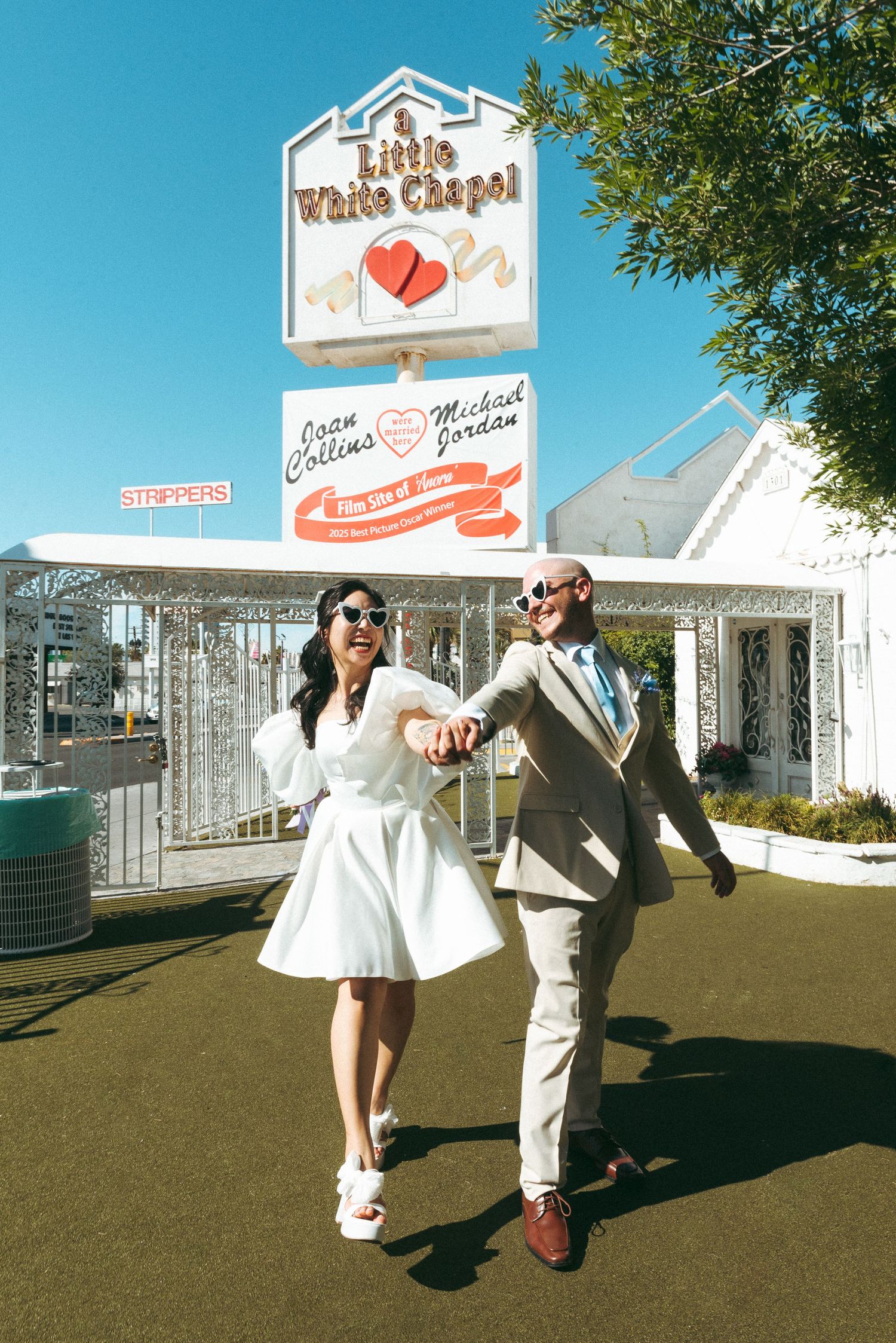 Fun Little White chapel elopement at Little White chapel