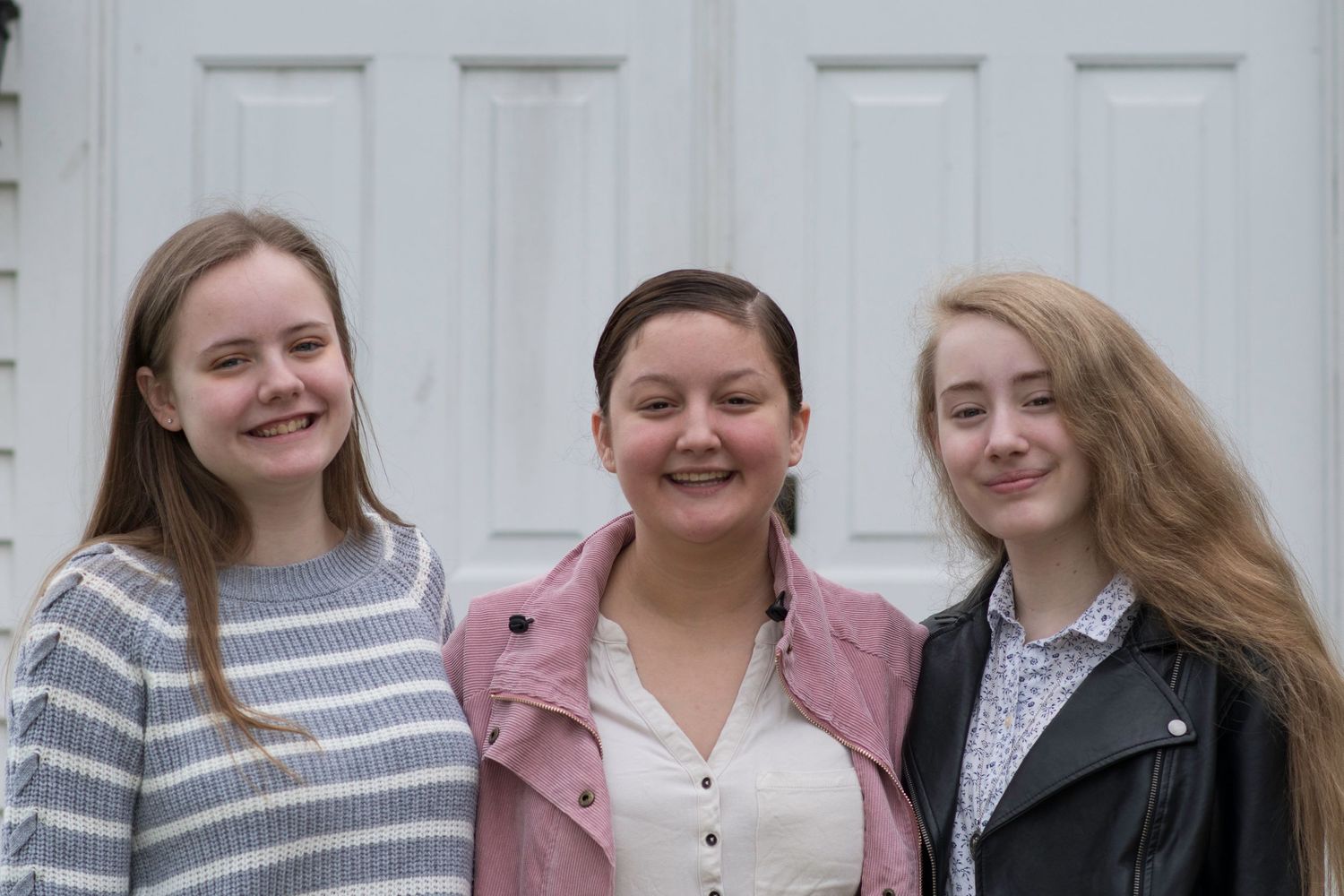 Three girls grouped together for senior photos. Sayville NY Photoed by Fred photography