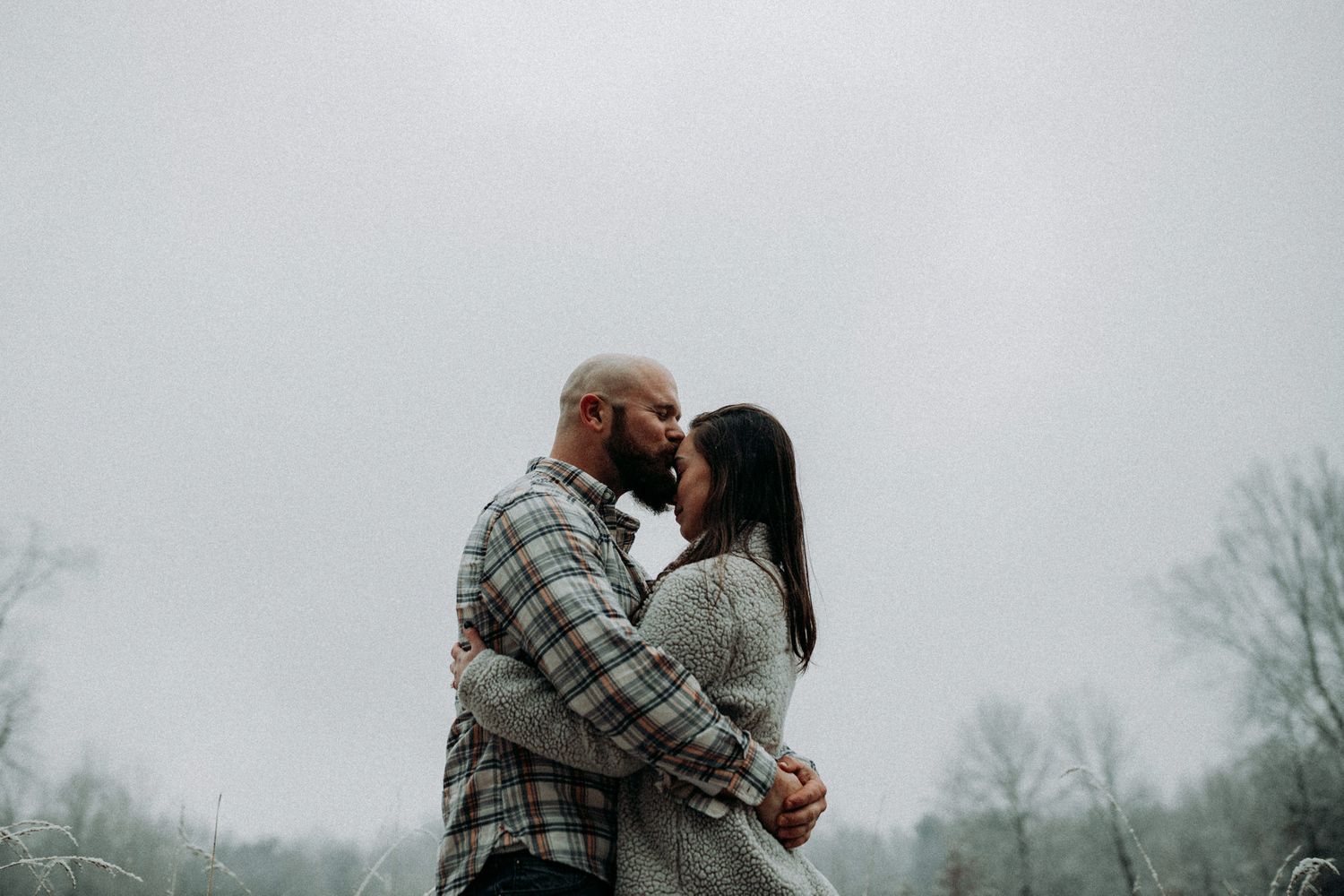 Couple-kissing-oak-openings