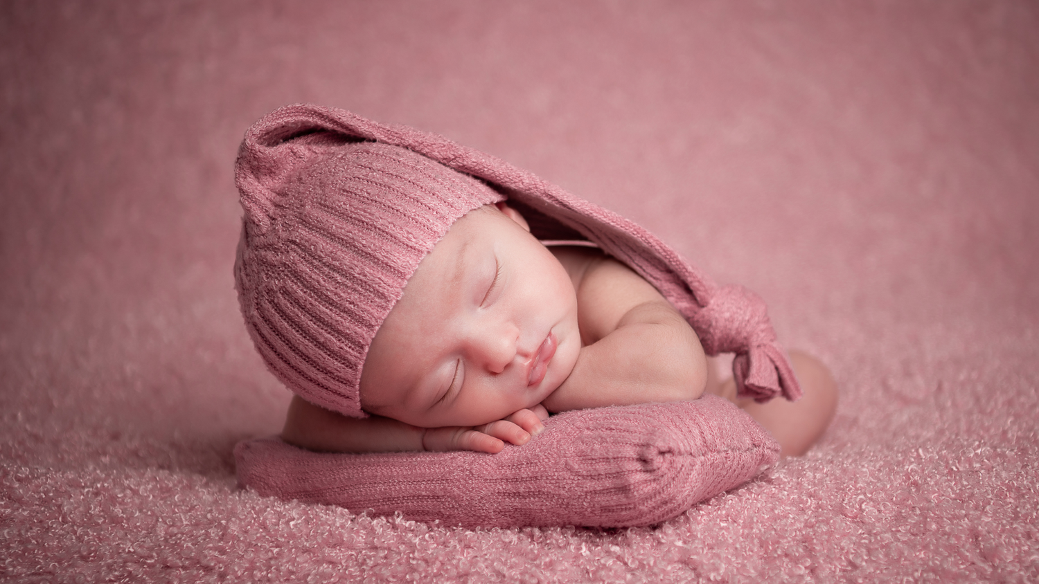 neonata-dorme-set-fotografia-rosa-cappellino