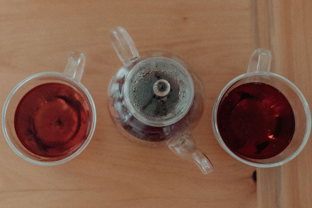 A tea pot with two tea cups