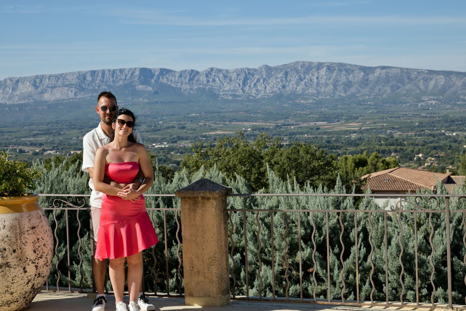 Marion et Mathieu enlacés devant le paysage provençal au Château Grand Boise, le lendemain de leur mariage.