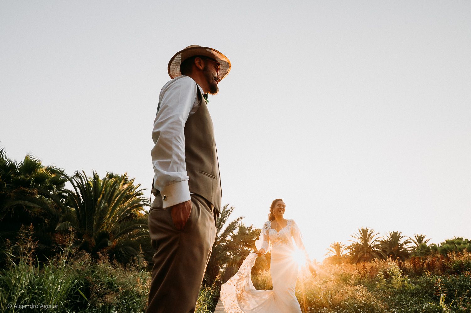 Cami y Robert durante su boda al aire libre.