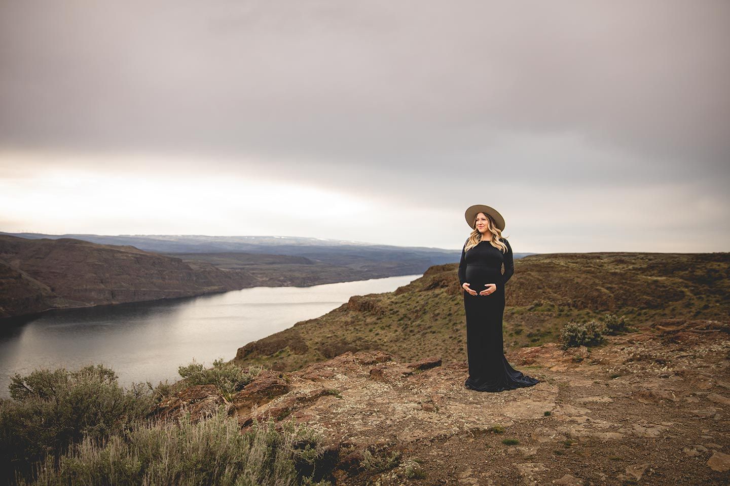 pregnant mother posing on the rocky cliffs by the columbia river, wa