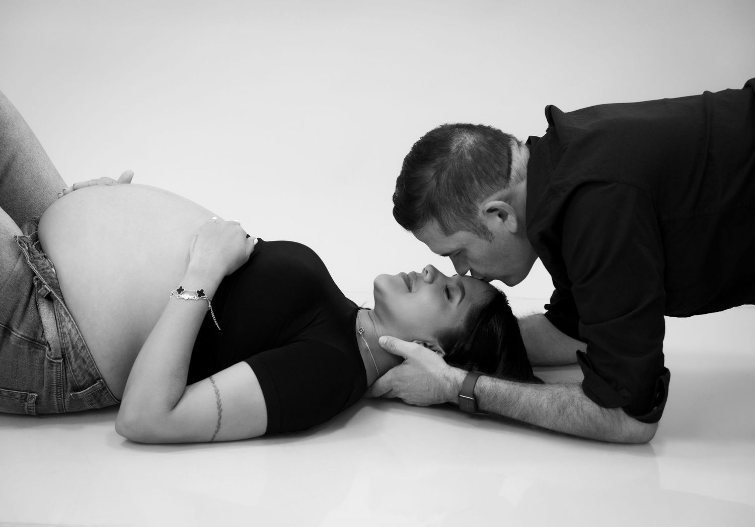 Fotografía de maternidad profesional en estudio en Valledupar, retrato artístico y cálido en Cesar, Colombia.