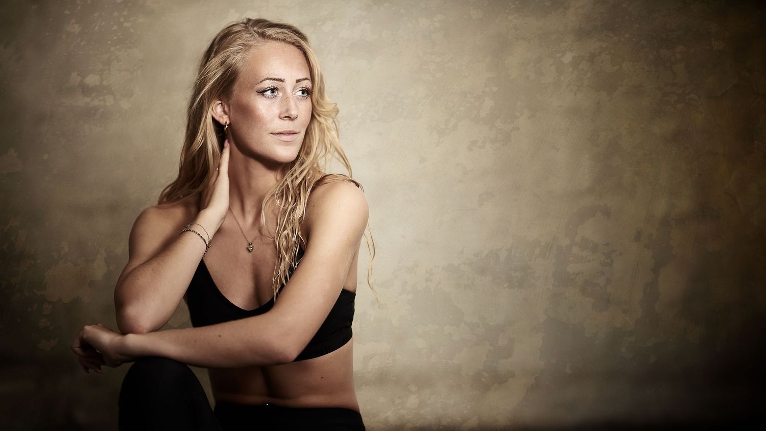 Zarah sidder på en trappe i en træningstop.
