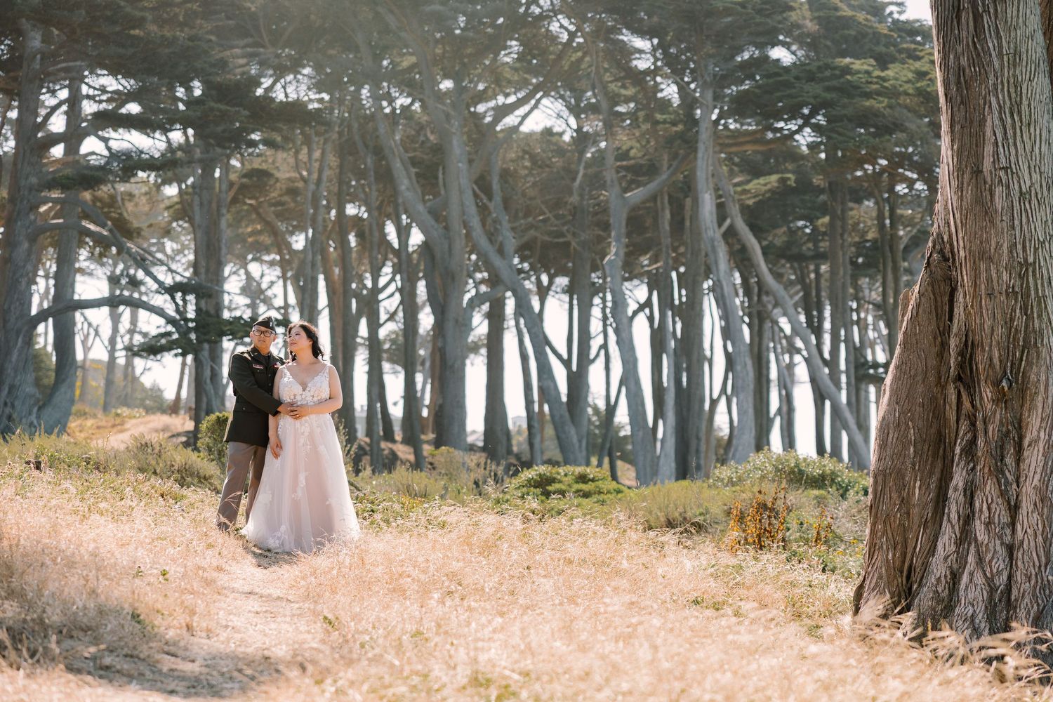 san-francisco-micro-wedding-couple-at-sutro-heights-park-in-tall-grass-cypress-trees