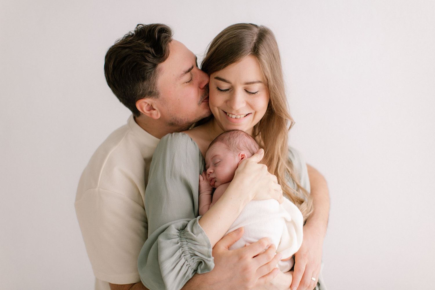 Newbornkuvaus studiolla Tampereella vastasyntyneen vauvan kanssa.