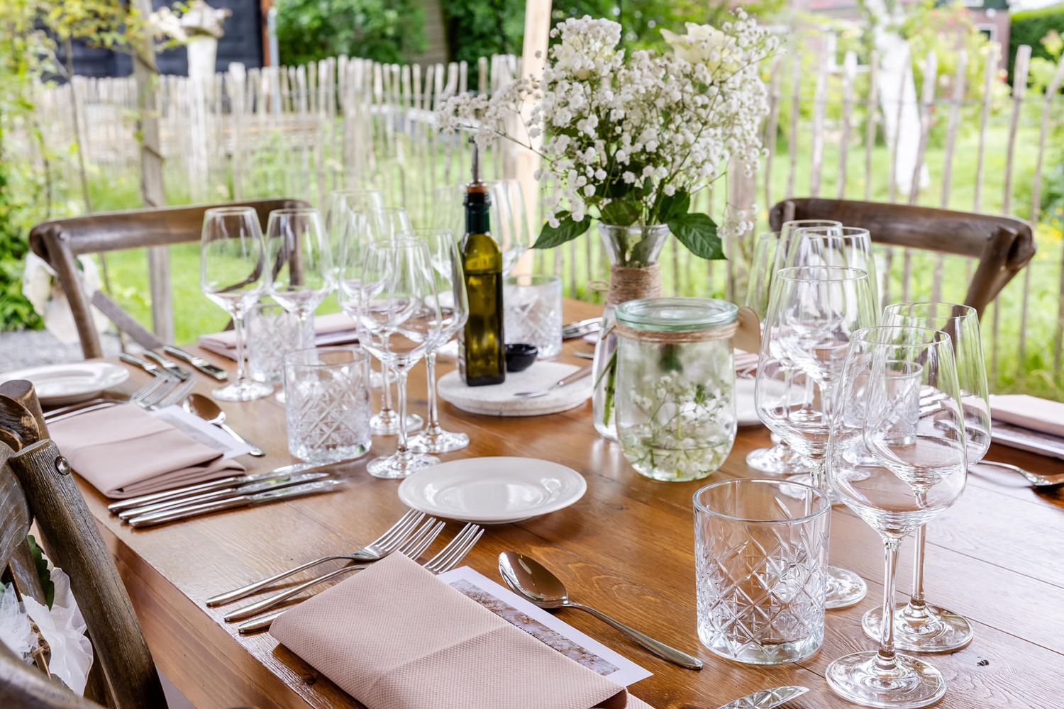 Lange gedekte tafels voor Italiaans bruiloftsdiner in de tuin met cateraar toet culinair die alle gerechten ter plekke klaarmaakt