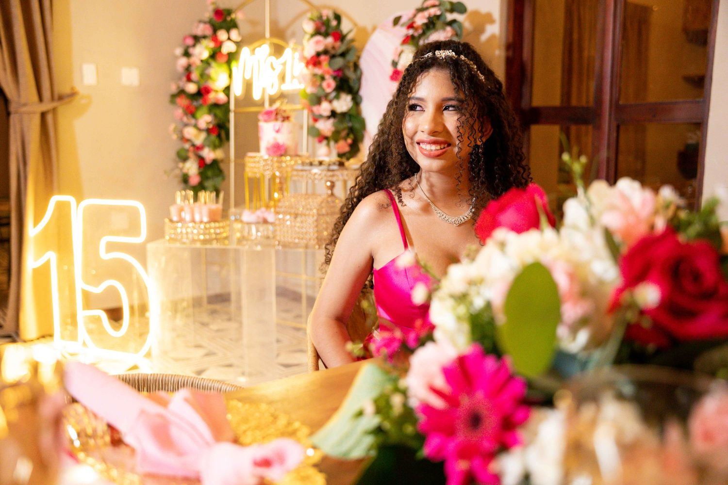 ¡Celebra tus quince años con estilo! Encuentra inspiración en nuestros peinados para quinceañeras del 2024.