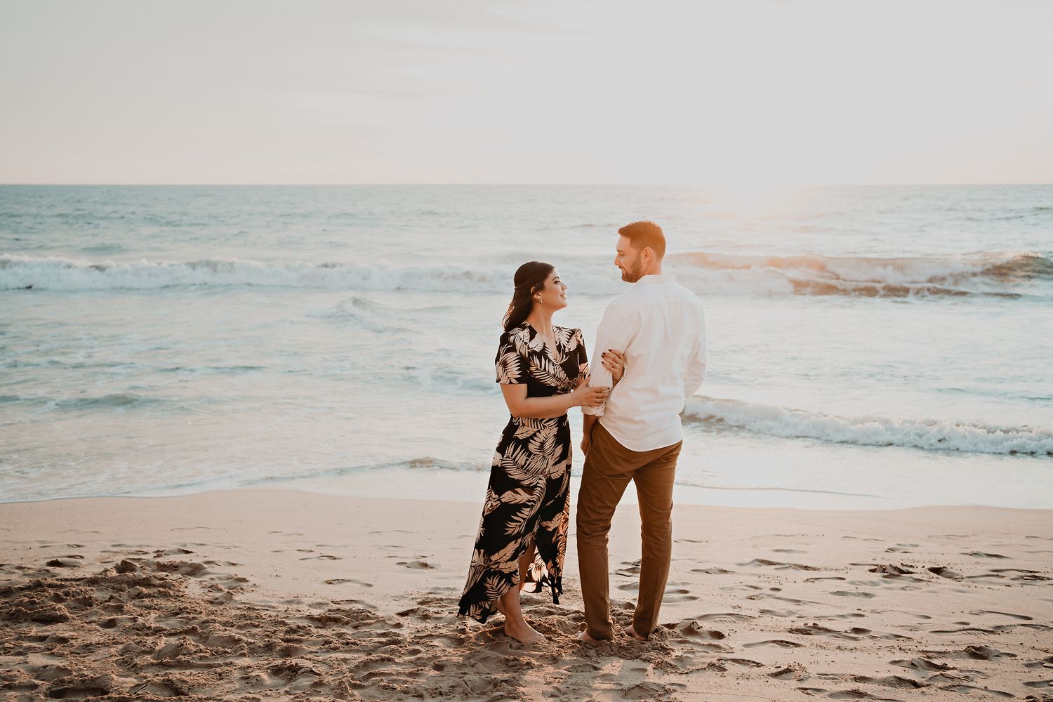 Fotógrafo de bodas en Mazatlán con pareja al atardecer en la playa.