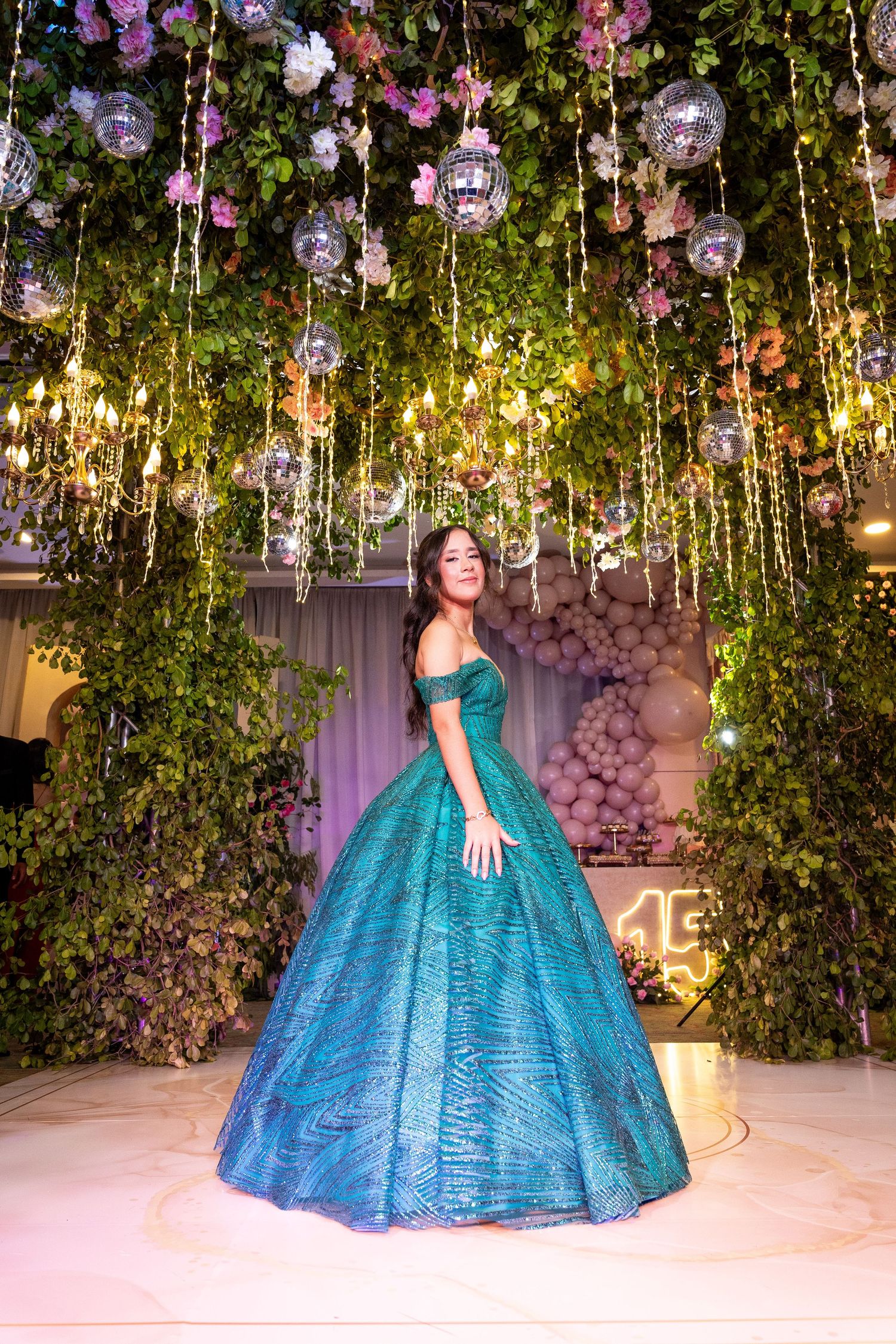 Quinceañera entre luces y globos en Valledupar, celebración mágica en Cesar.