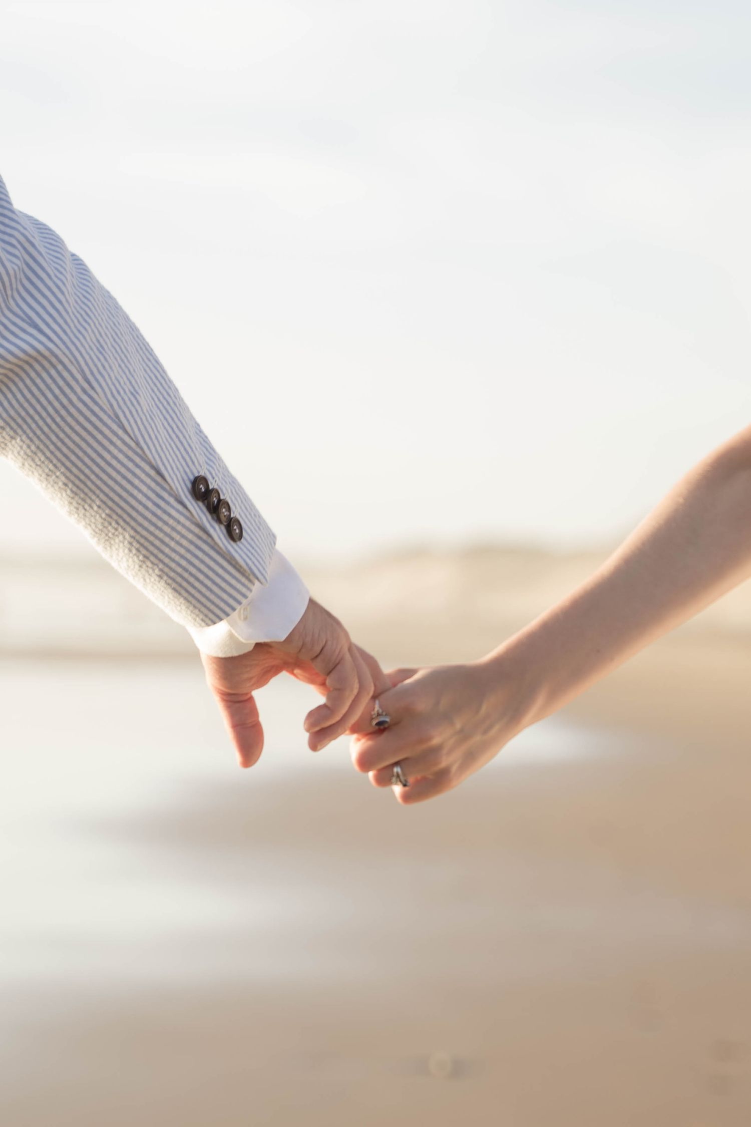 Mariage Intimiste aux Sables d'Olonne en bord de mer dans une surf house photographié par une photographe elopement en France