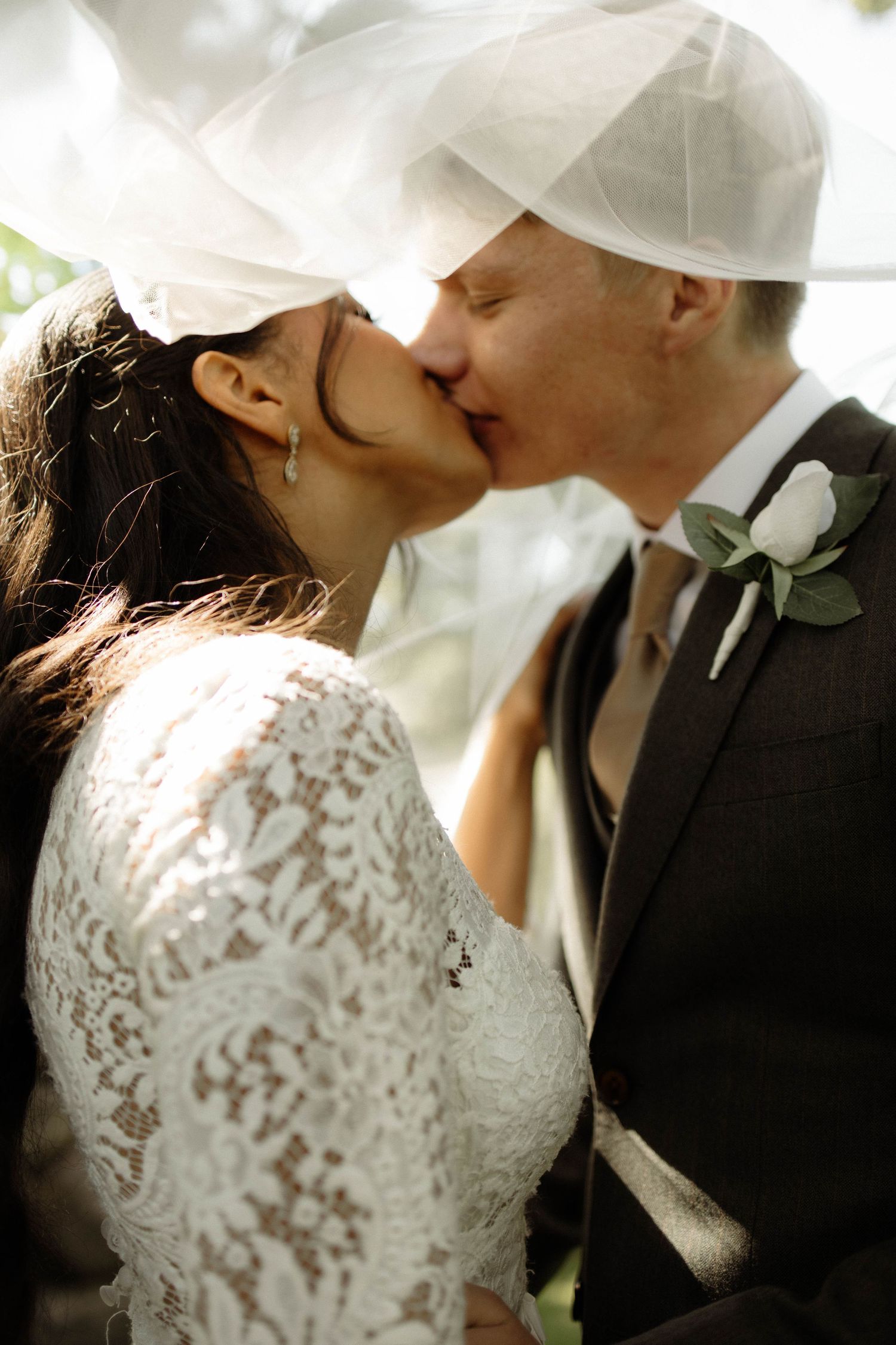 Brudpar, små intima bröllop, elopement. Kärlek, och kyssar. Sabina foto.