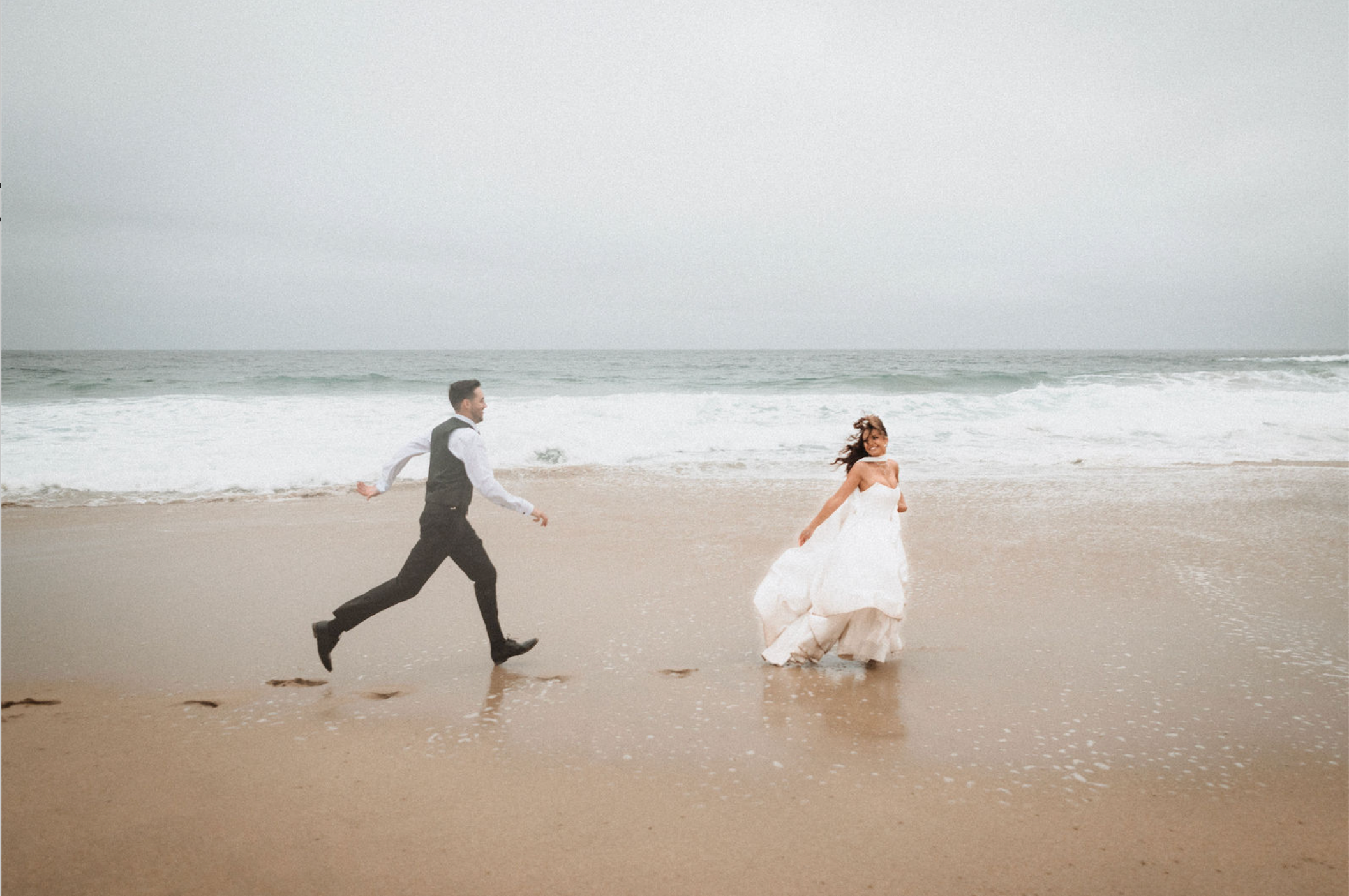 2026 Wedding Photo Trends blurred bride and groom photo on beach