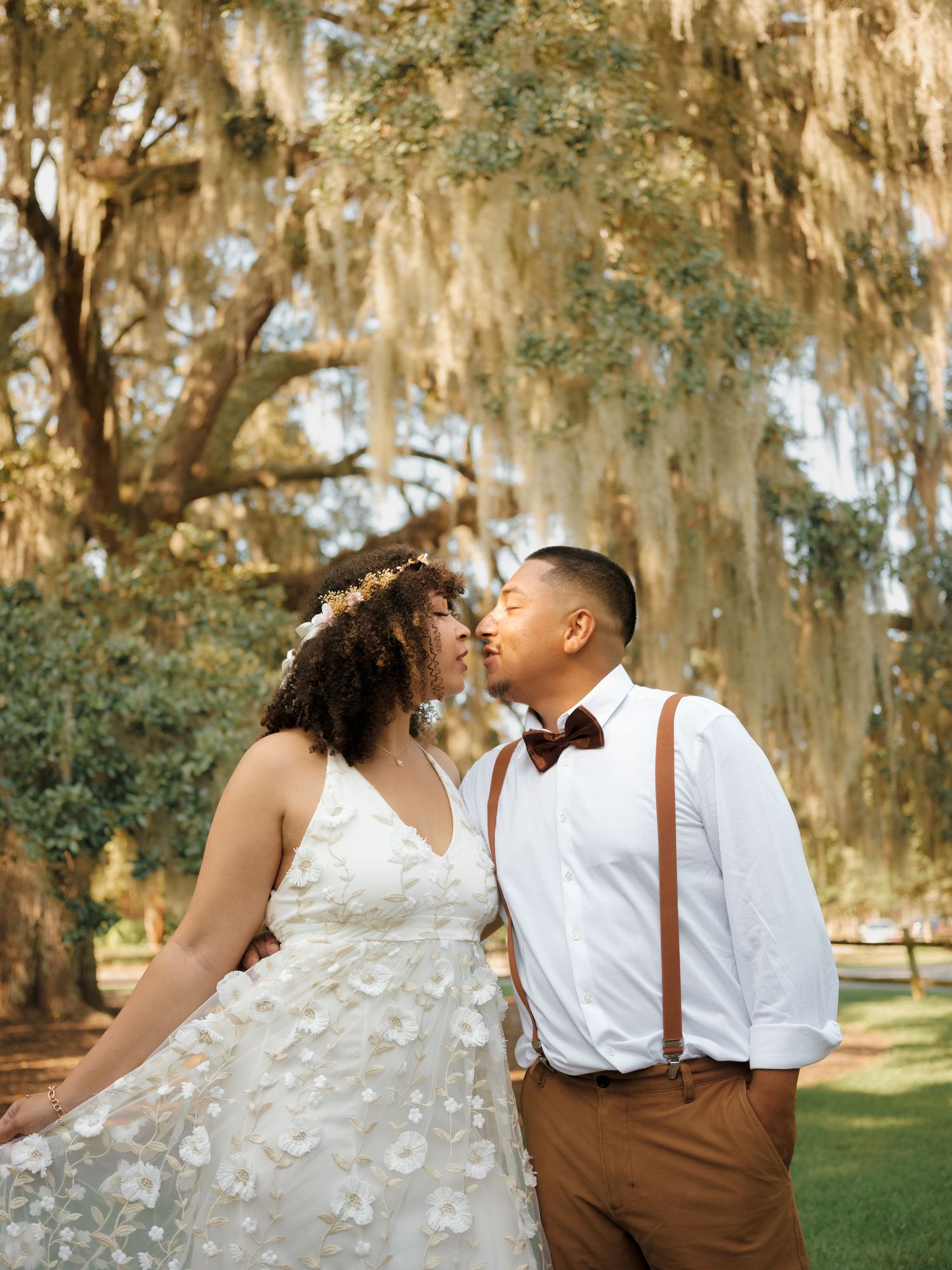 couples kissing at airlie gardens