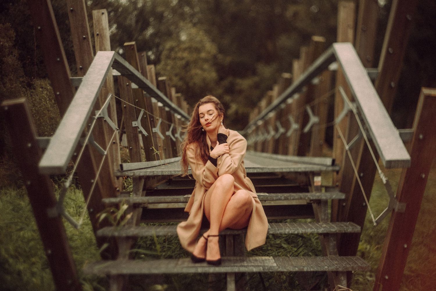 A chic solo photoshoot in Amsterdam with a stylish outfit against neatly trimmed lawns and pathways.