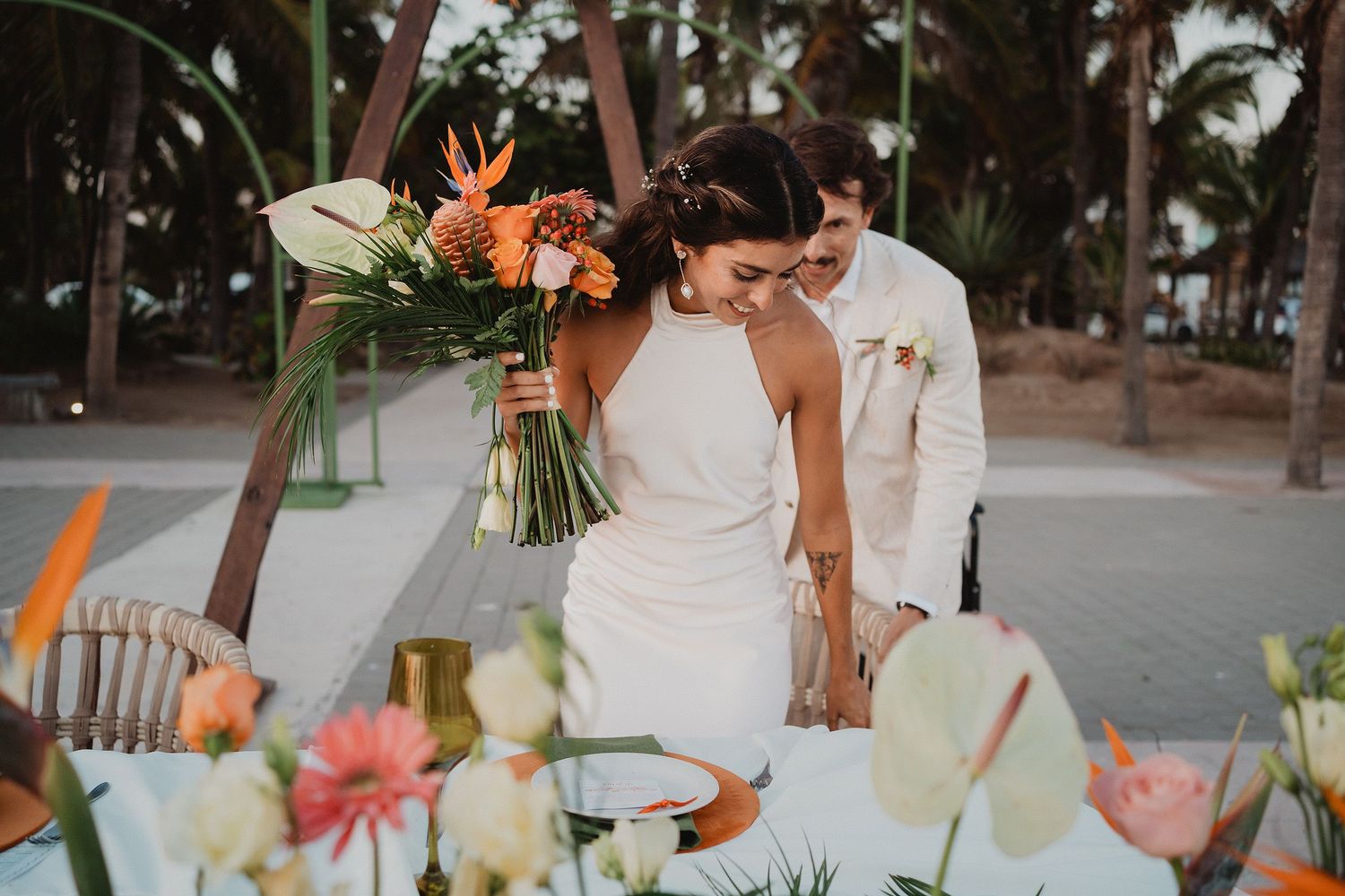 Ceremonia simbólica frente al mar preparada para una boda en Mazatlán
