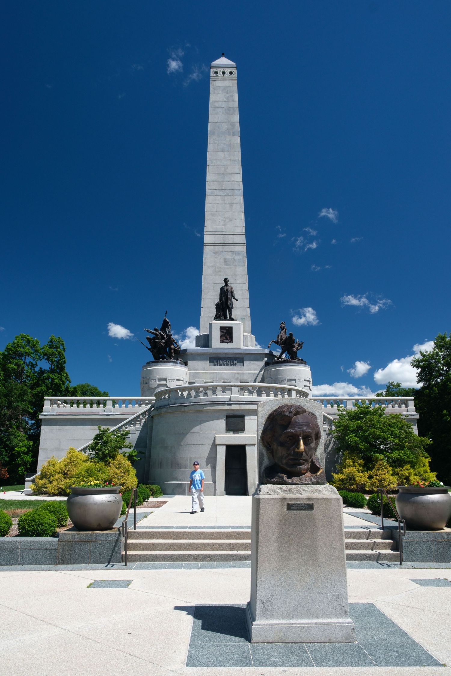 Lincoln’s tomb in Springfield, Illinois off Route 66 is absolutely a must-see for anyone who is in to history or Abraham Lincoln. As fitting