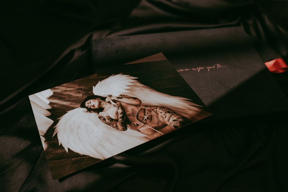 Zwarte printbox fluweel met luxe afdrukken waarbij je een vrouw ziet met engelenvleugels om