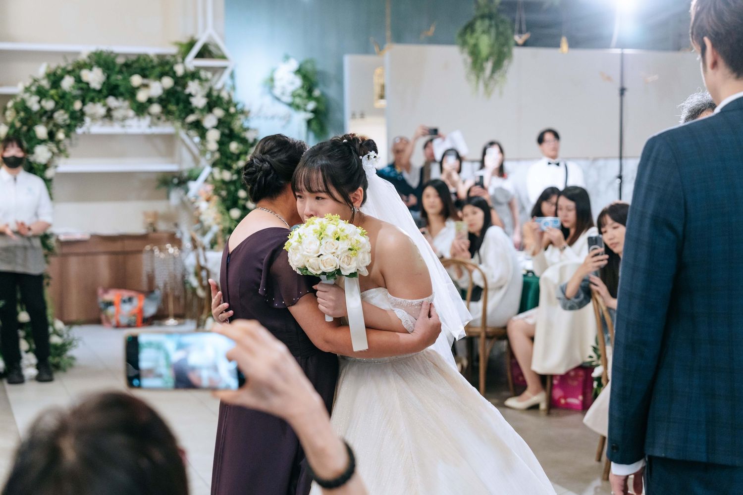 台南涵花庭婚禮攝影,記錄早儀式午宴的經典台灣婚禮流程,包含迎娶、拜別父母、新人進場、父親交手、家人擁抱與簡單類婚紗拍攝。渴望影像以自然明亮、溫暖細膩的婚禮紀實風格,保存新人與家人真實互動,提供台南、高雄及全台婚禮攝影服務。