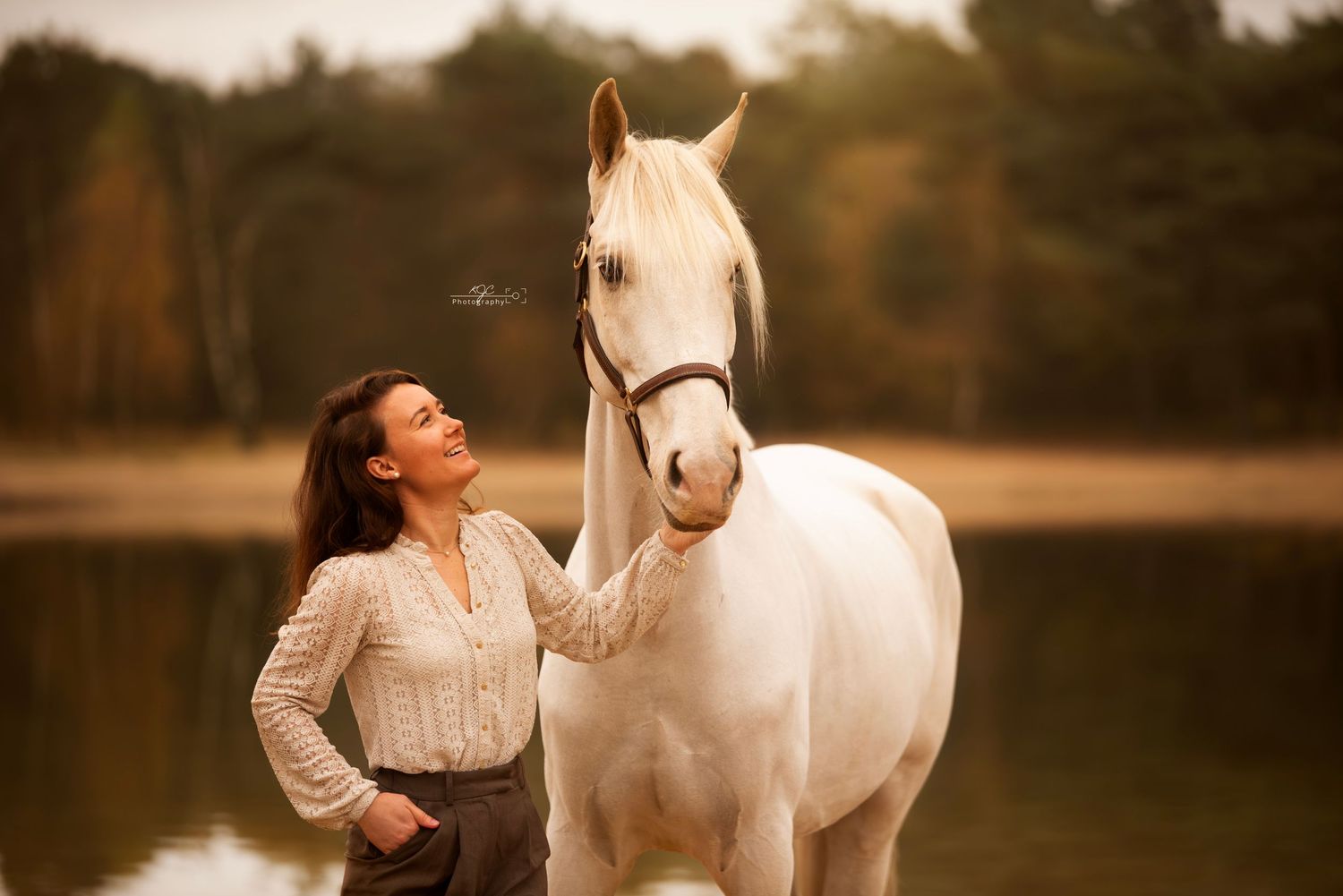 Fotoshoot met paard in Gelderland, Nederland door paardenfotograaf. Romantische paardenfotografie