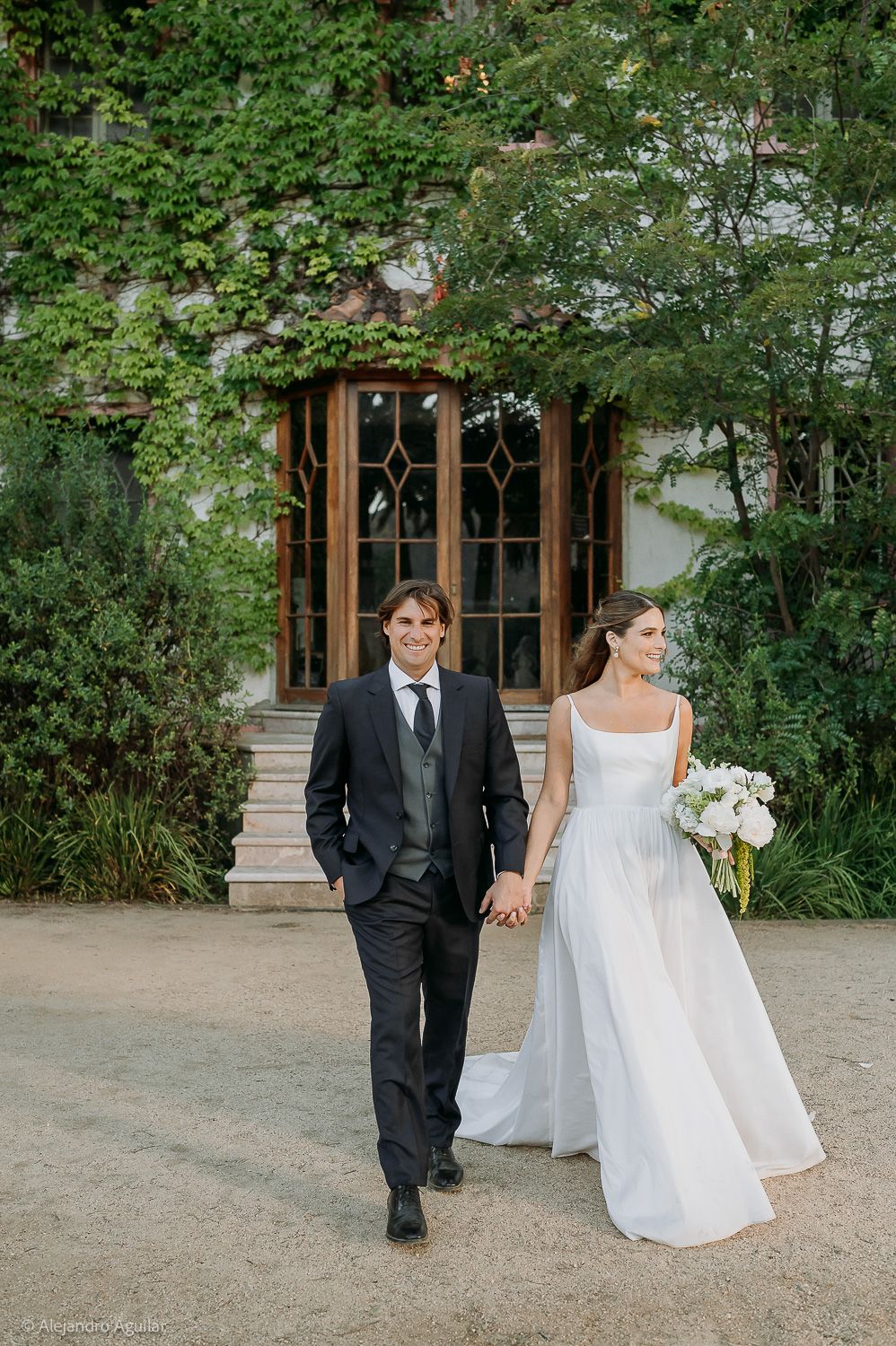 Cami y Robert durante su boda al aire libre.