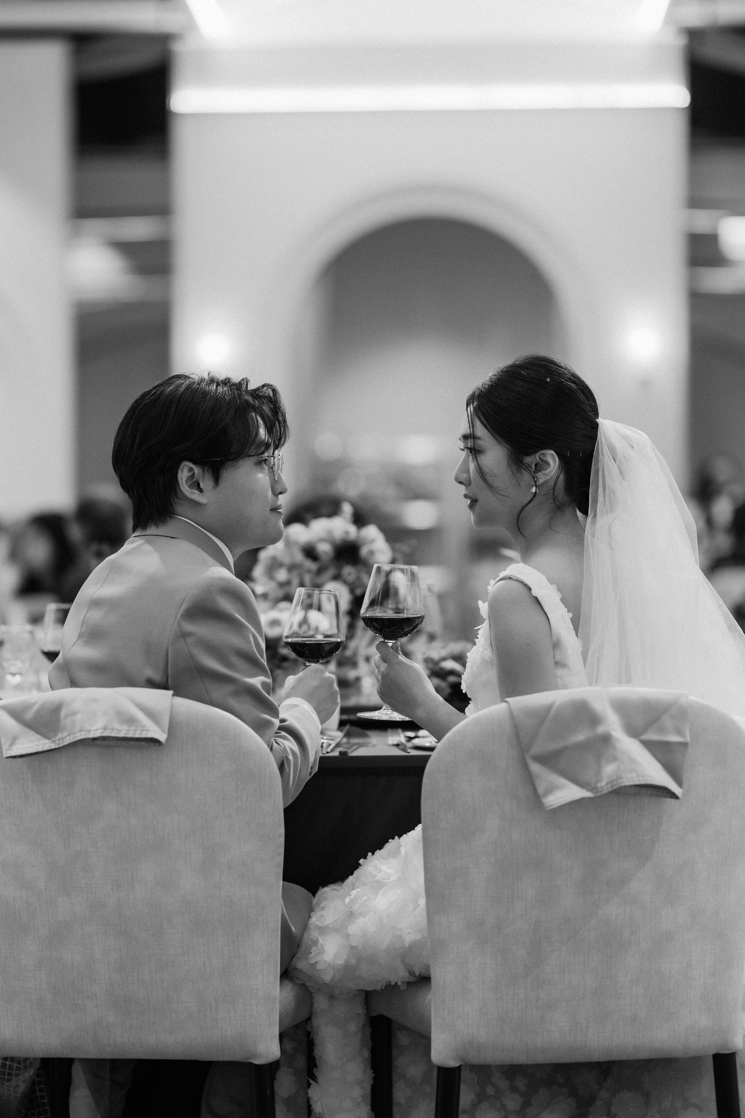 桃園晶宴午宴婚禮攝影,由渴望影像女攝影師 Jen 拍攝,以自然明亮、溫暖細膩的影像記錄新人與家人的真實互動。渴望影像提供桃園、台北、台中、台南、高雄及全台婚禮攝影,擅長飯店宴會、美式戶外婚禮、證婚與傳統婚禮,以自然而有美感的方式留下每一場婚禮故事。