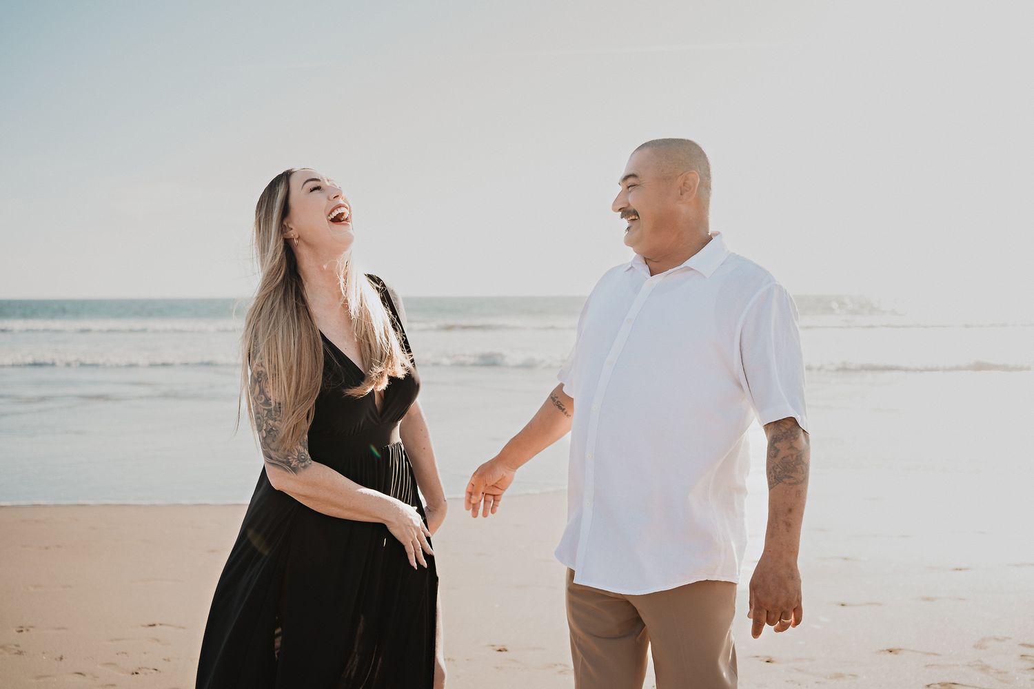 Pareja feliz sonriendo en la playa de Mazatlán, recuerdos románticos frente al mar
