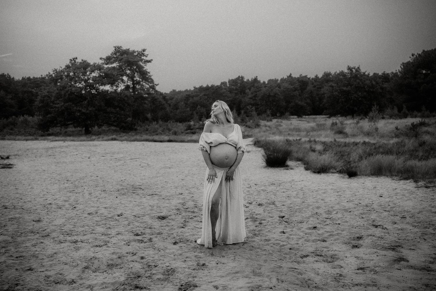 Een zwangerschap shoot in Geldrop en Omgeving. Tijdloos, uniek, puur en intiem.