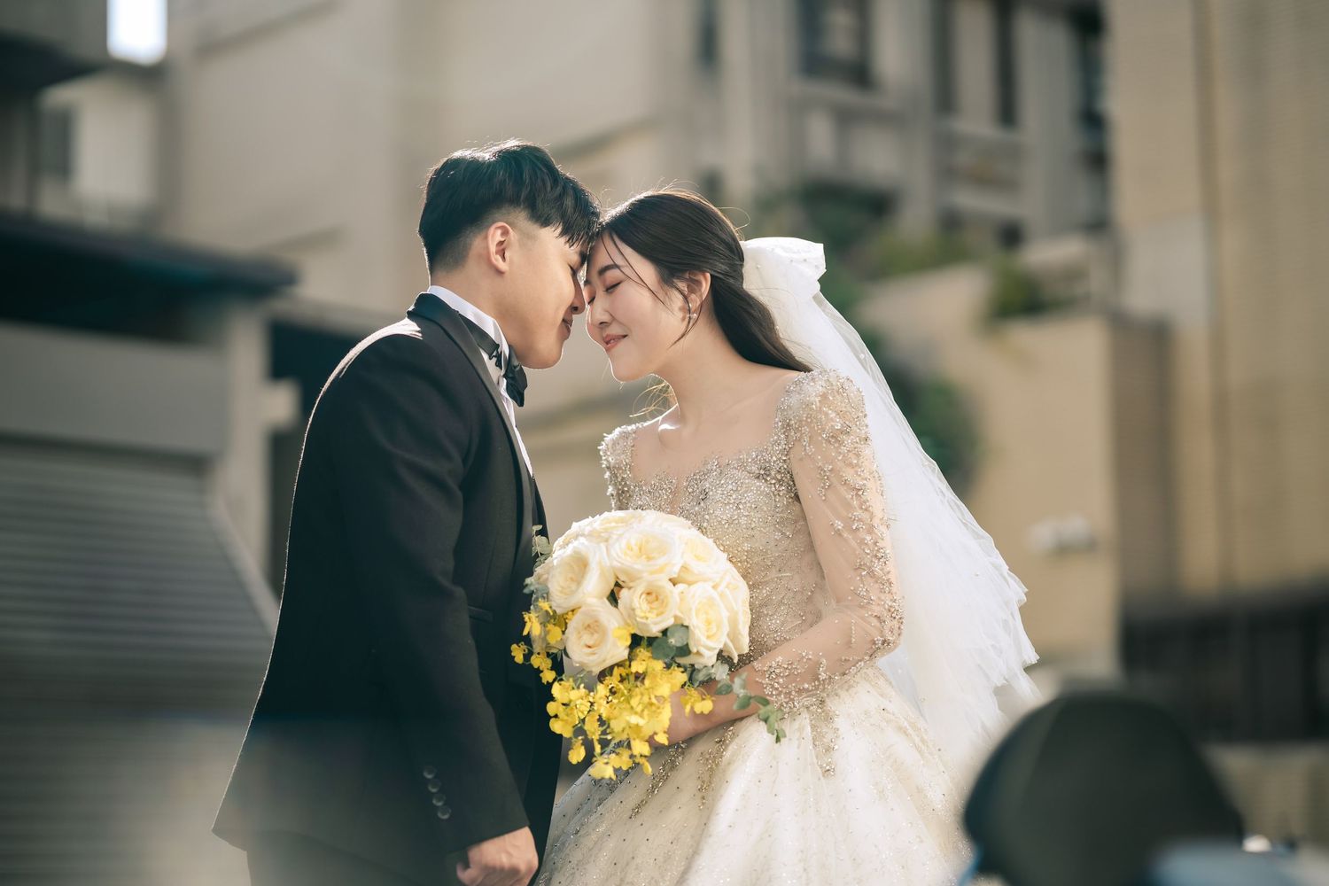 台中萊特薇庭婚禮攝影，由渴望影像 Eric、Rowen 共同拍攝。婚禮從新人自宅開始，記錄朋友闖關、經典迎娶、家人互動與熟悉的生活空間，再前往萊特薇庭完成教堂證婚。以自然抓拍與完整敘事，留下從家中出發到正式婚禮的真實情感與珍貴回憶。