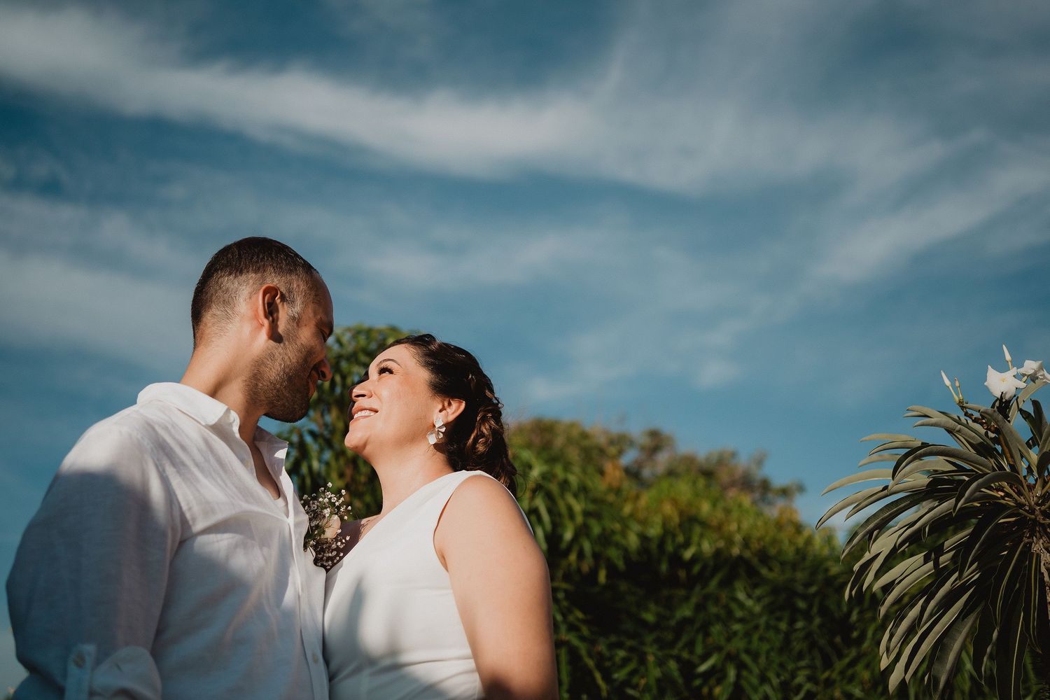 Pareja durante una boda íntima en Mazatlán al atardecer bajo un cielo dramático.