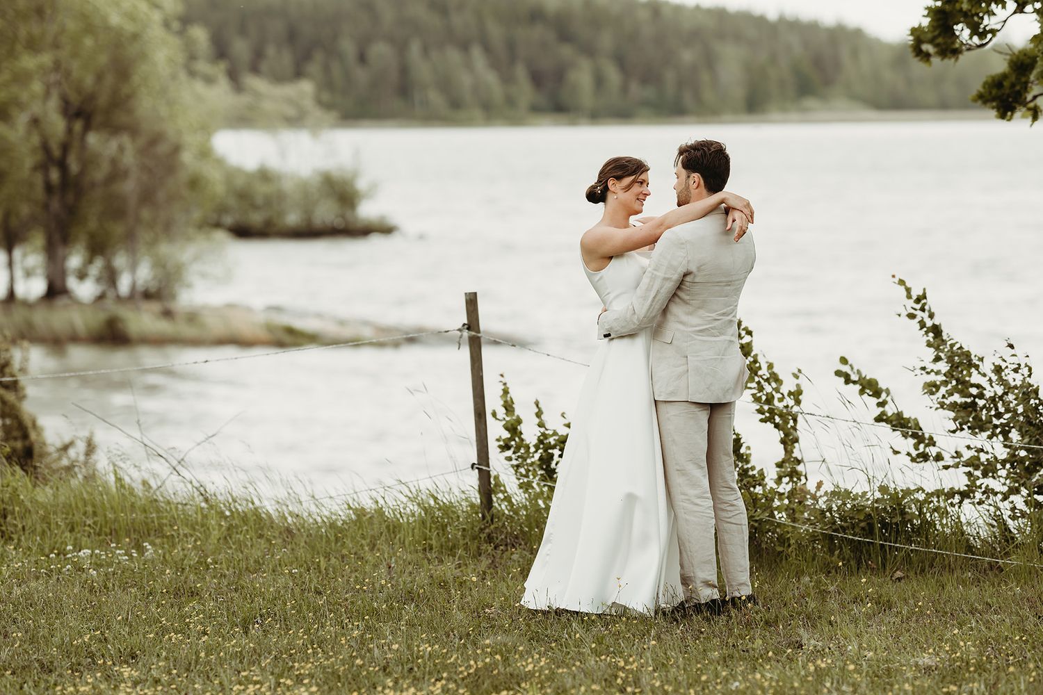 Bröllopsfotograf Josefin Landhagen fångar ett vackert brudpar i skärgårdsmiljö. Bröllopet ägde rum i Sörmland intill vattnet.