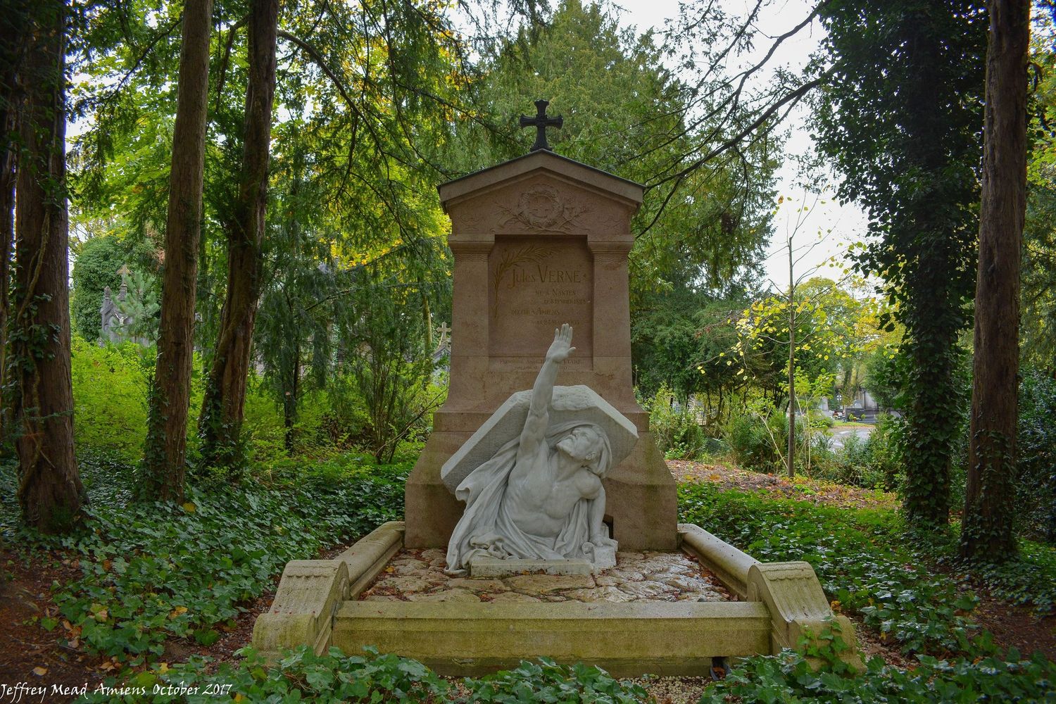 jules verne gravestone