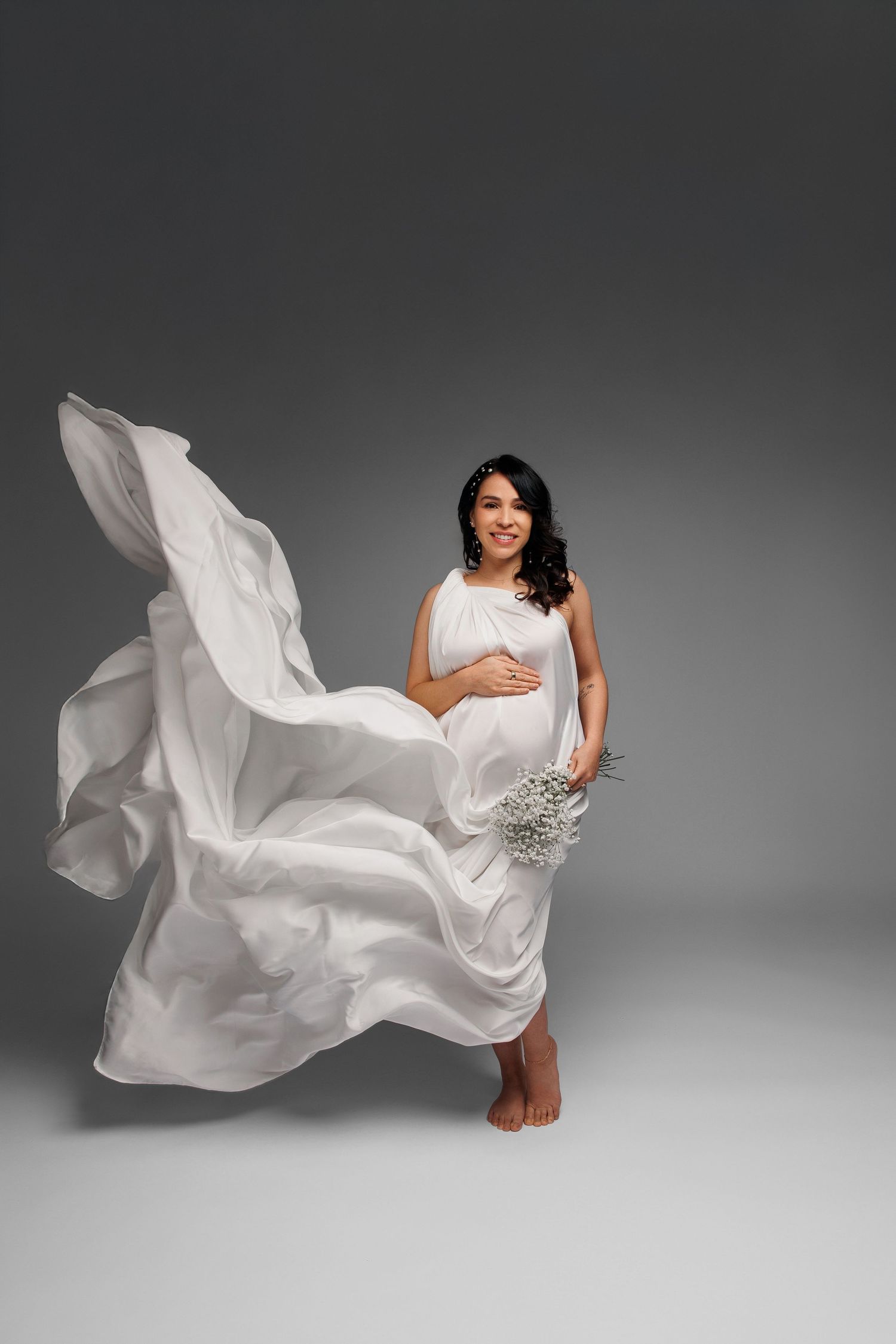 Luxury maternity photography in Chicago & suburbs featuring timeless studio and lifestyle portraits of expecting mothers.