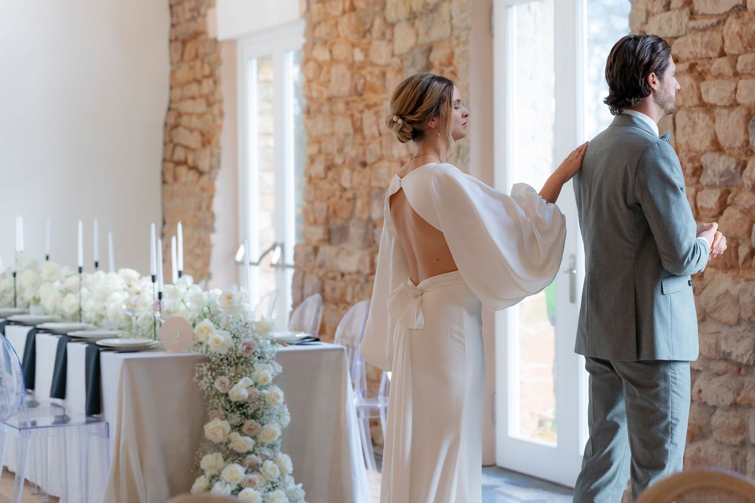 Der „First Look“ ist der emotionale Moment, in dem sich das Brautpaar vor der Trauung zum ersten Mal im Hochzeitsoutfit sieht.