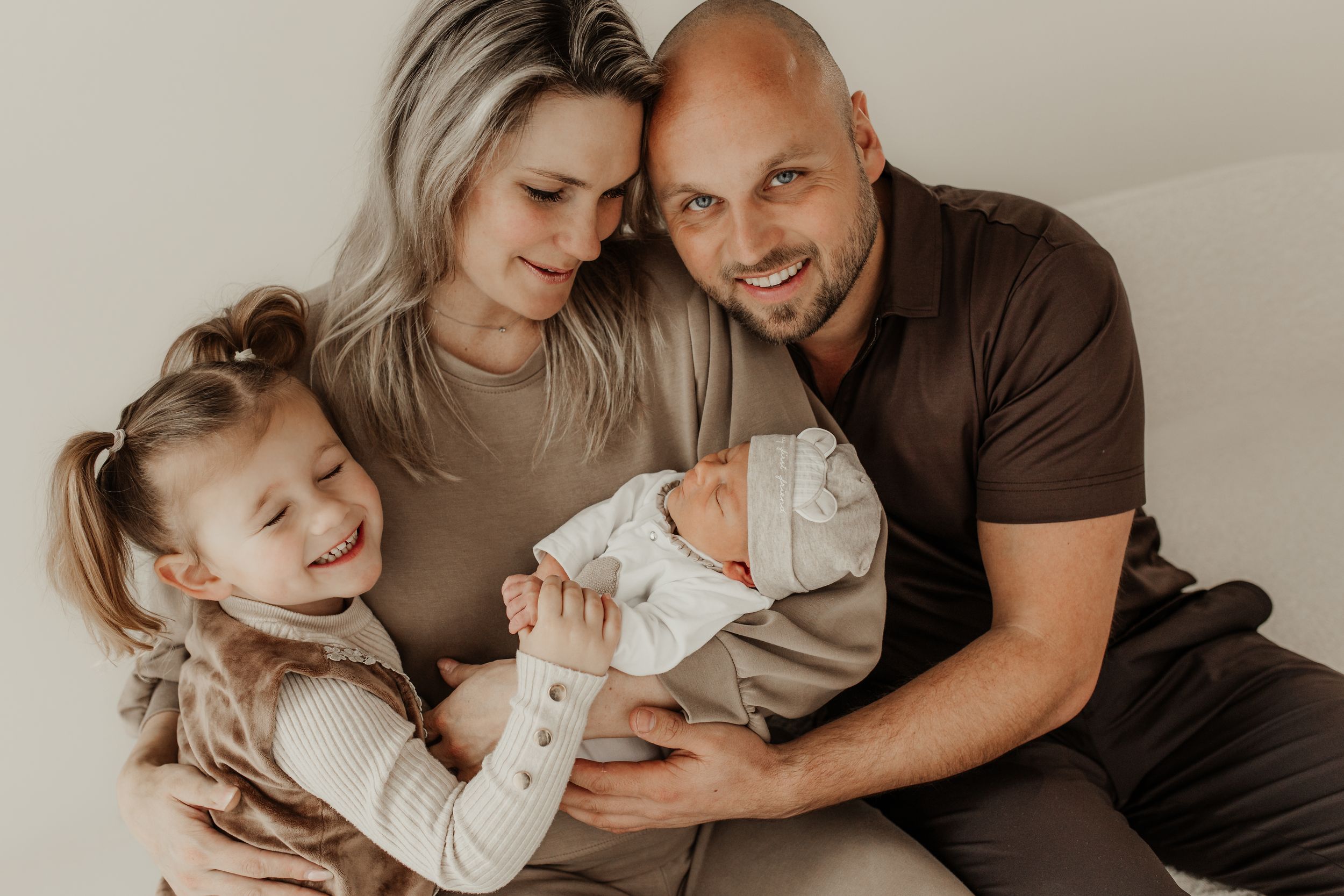newborn fotoshoot gezin studio Soest met ouders en pasgeboren baby