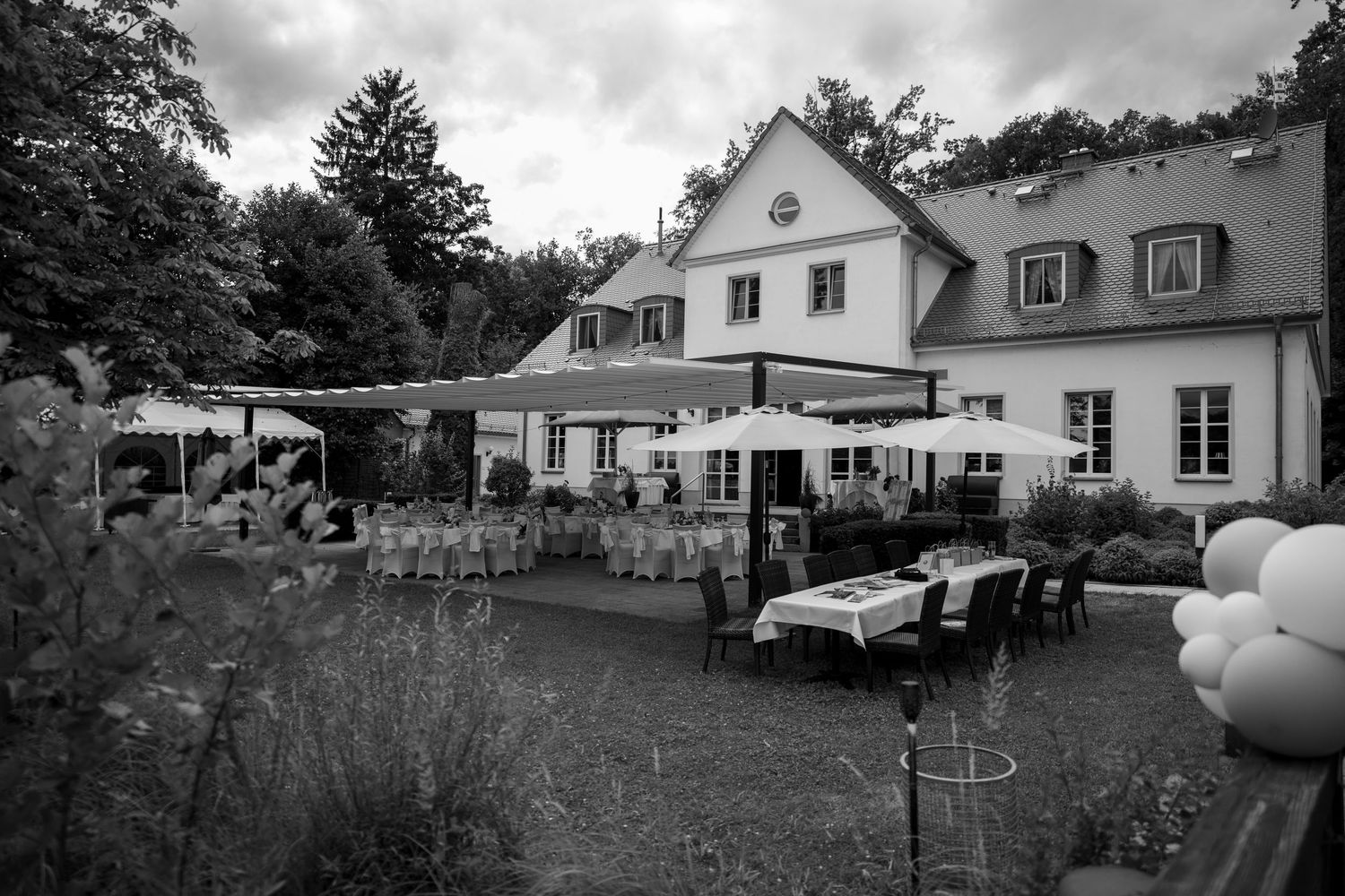 Hochzeitslocation Café Wildau, festlich gedeckter Außenbereich für eine Hochzeit