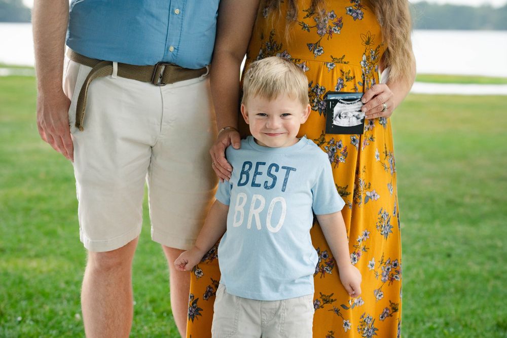 Free pregnancy announcement photoshoot || Expecting parents announcing baby on the way || Best Bro big brother shirt for son