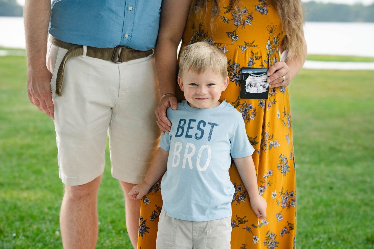 Free pregnancy announcement photoshoot || Expecting parents announcing baby on the way || Best Bro big brother shirt for son