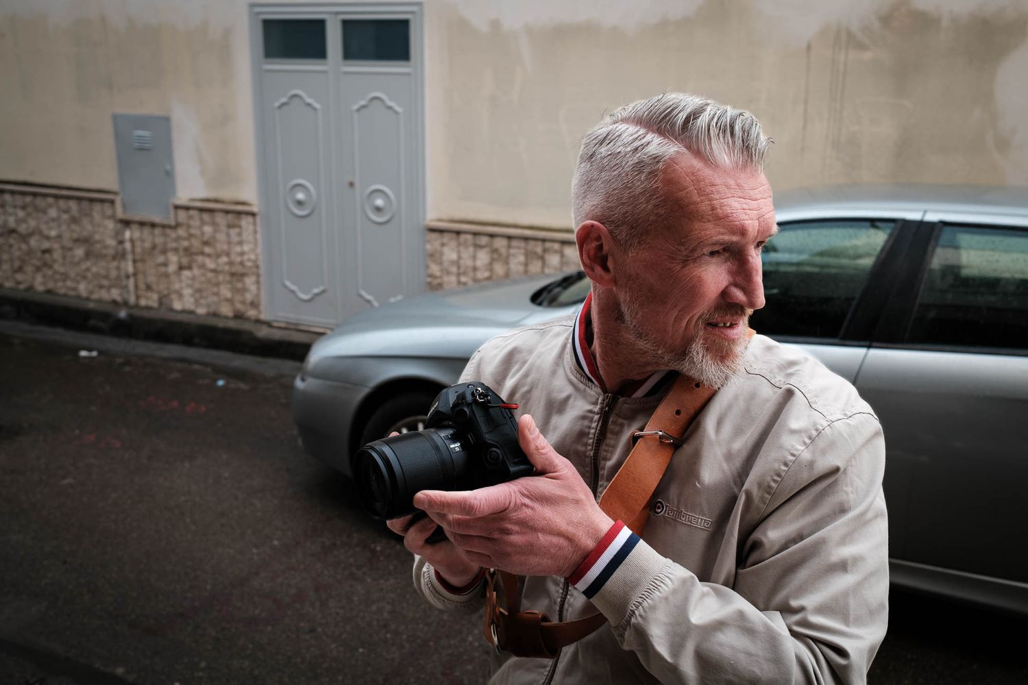 Bart Boodts als huwelijksfotograaf met camera in de hand tijdens spontane reportage in stedelijke omgeving, focus op observatie en timing.