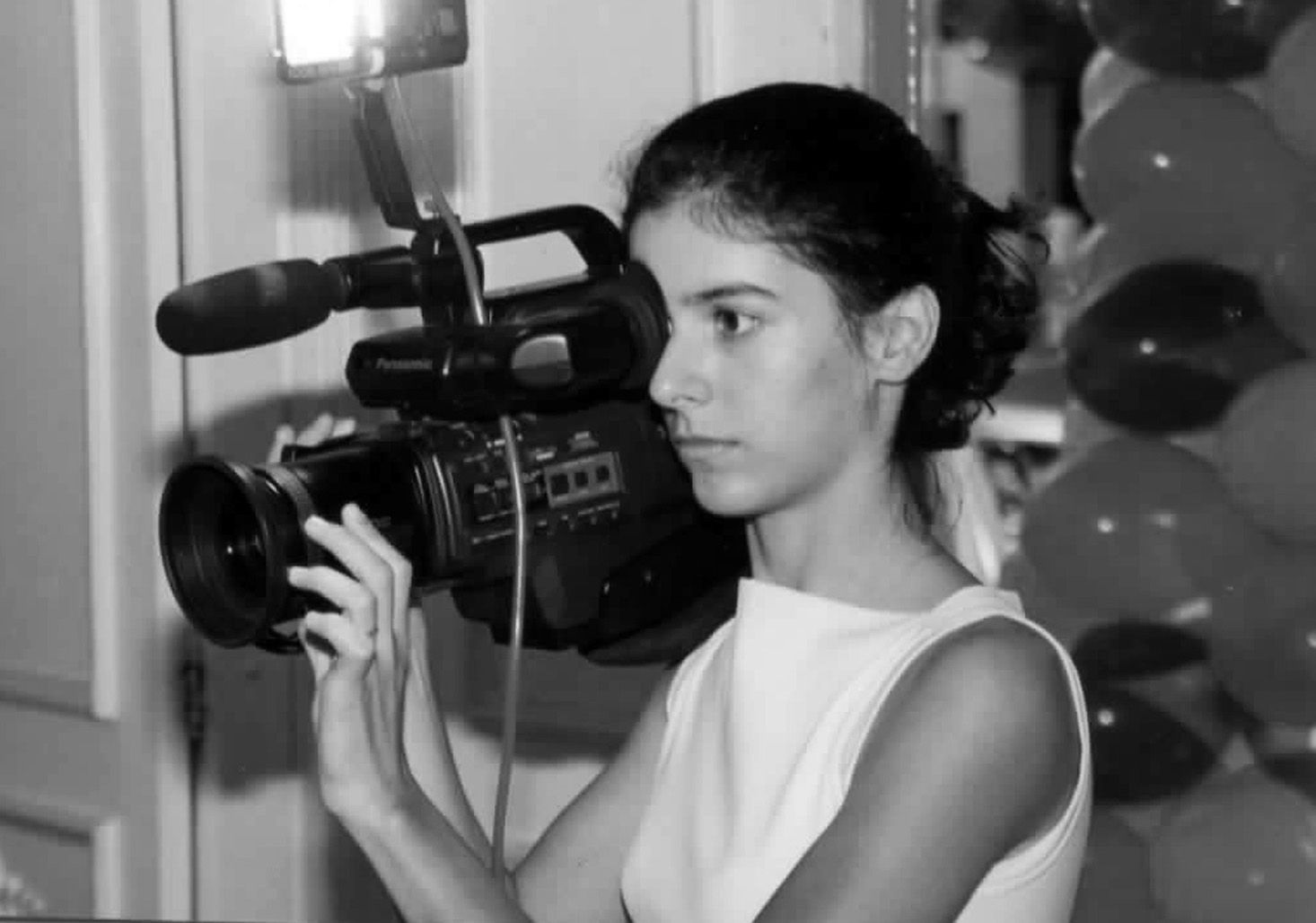 Fernanda Marques trabalhando em um evento aos 16 anos, no início de sua trajetória profissional