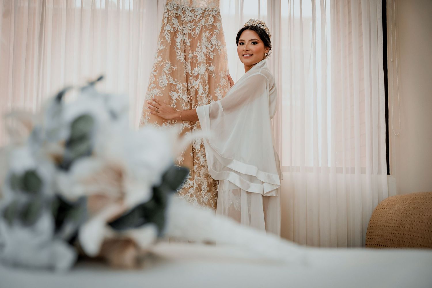 La novia sonriendo junto a la madrina de boda y sus damas de honor antes de dirigirse a la ceremonia en el Caribe.
